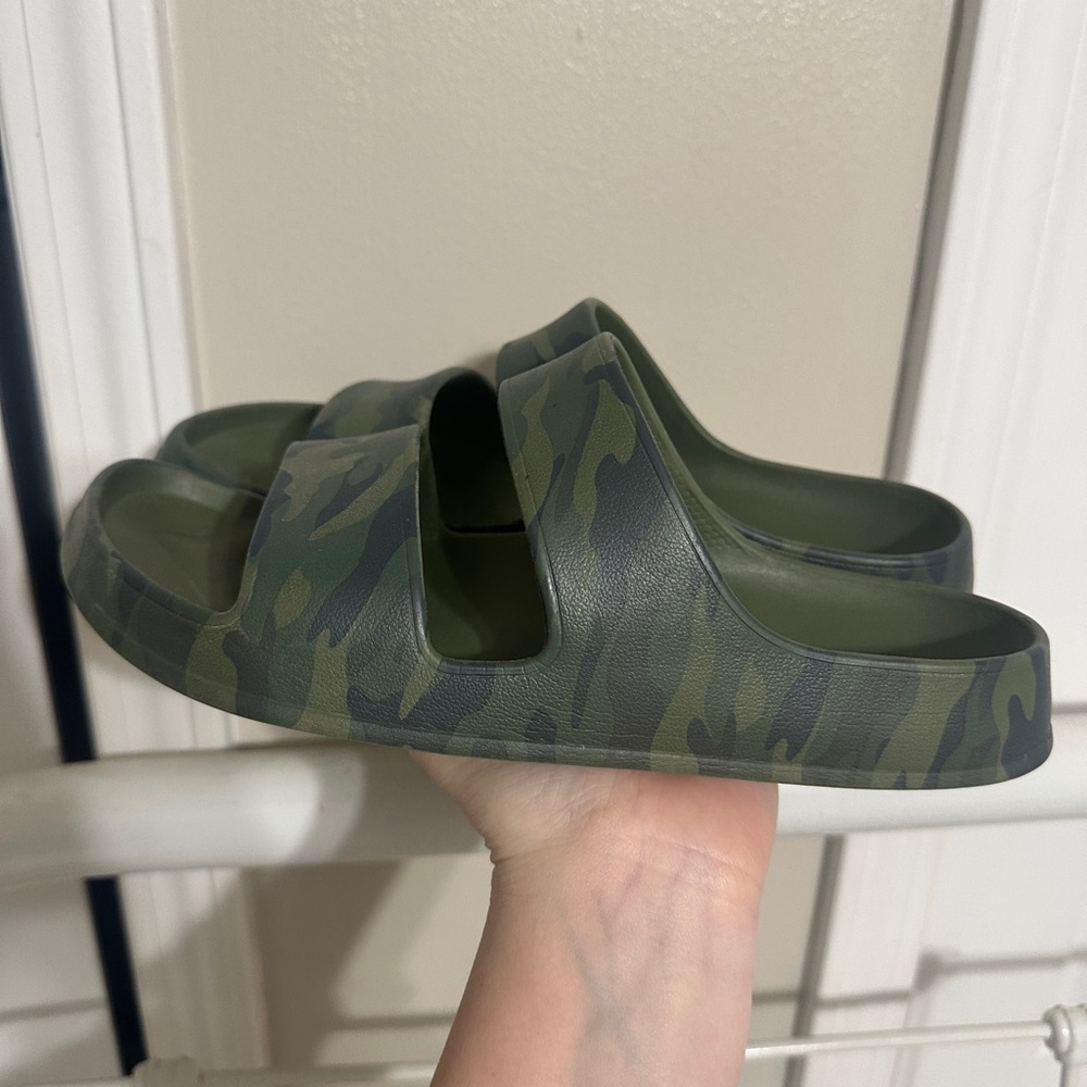 Old Navy Camo Slide Sandals - Picture 2 of 3